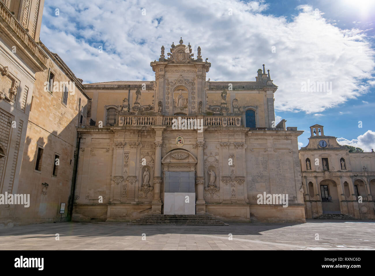 La Piazza del Duomo , Vierge Marie ( Cathédrale Basilica di Santa Maria Assunta in Cielo ) , Caritas Diocesana dans Lecce - Pouilles, Italie. Banque D'Images