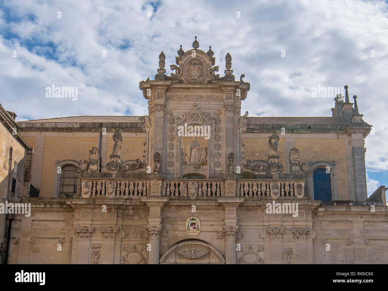 La Piazza del Duomo , Vierge Marie ( Cathédrale Basilica di Santa Maria Assunta in Cielo ) , Caritas Diocesana dans Lecce - Pouilles, Italie. Banque D'Images