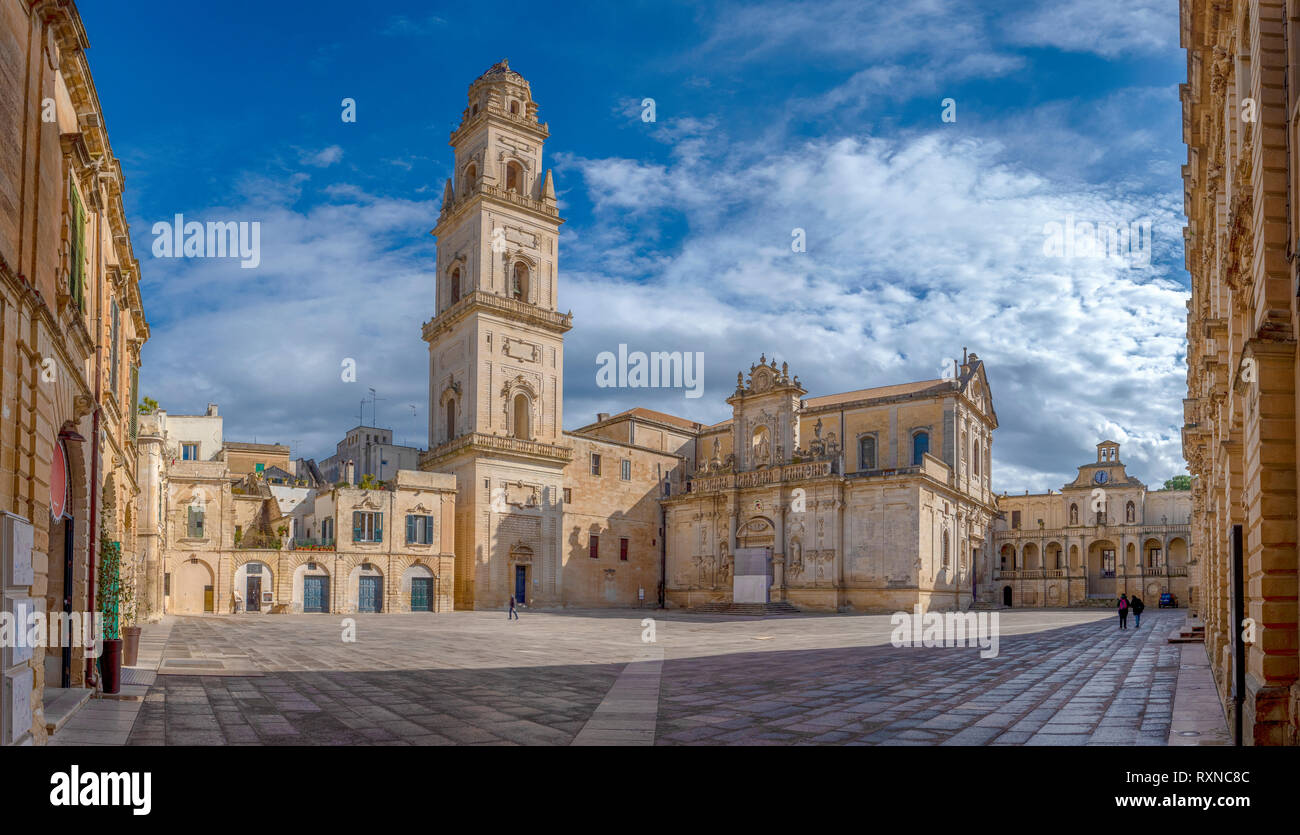 Panorama de la Piazza del Duomo , le campanile et la tour de la cathédrale de la Vierge Marie ( Basilica di Santa Maria Assunta in Cielo ) dans Lecce - Pouilles, Italie. Banque D'Images