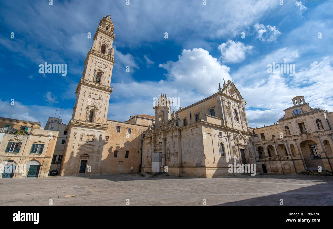 Panorama de la Piazza del Duomo , le campanile et la tour de la cathédrale de la Vierge Marie ( Basilica di Santa Maria Assunta in Cielo ) dans Lecce - Pouilles, Italie. Banque D'Images