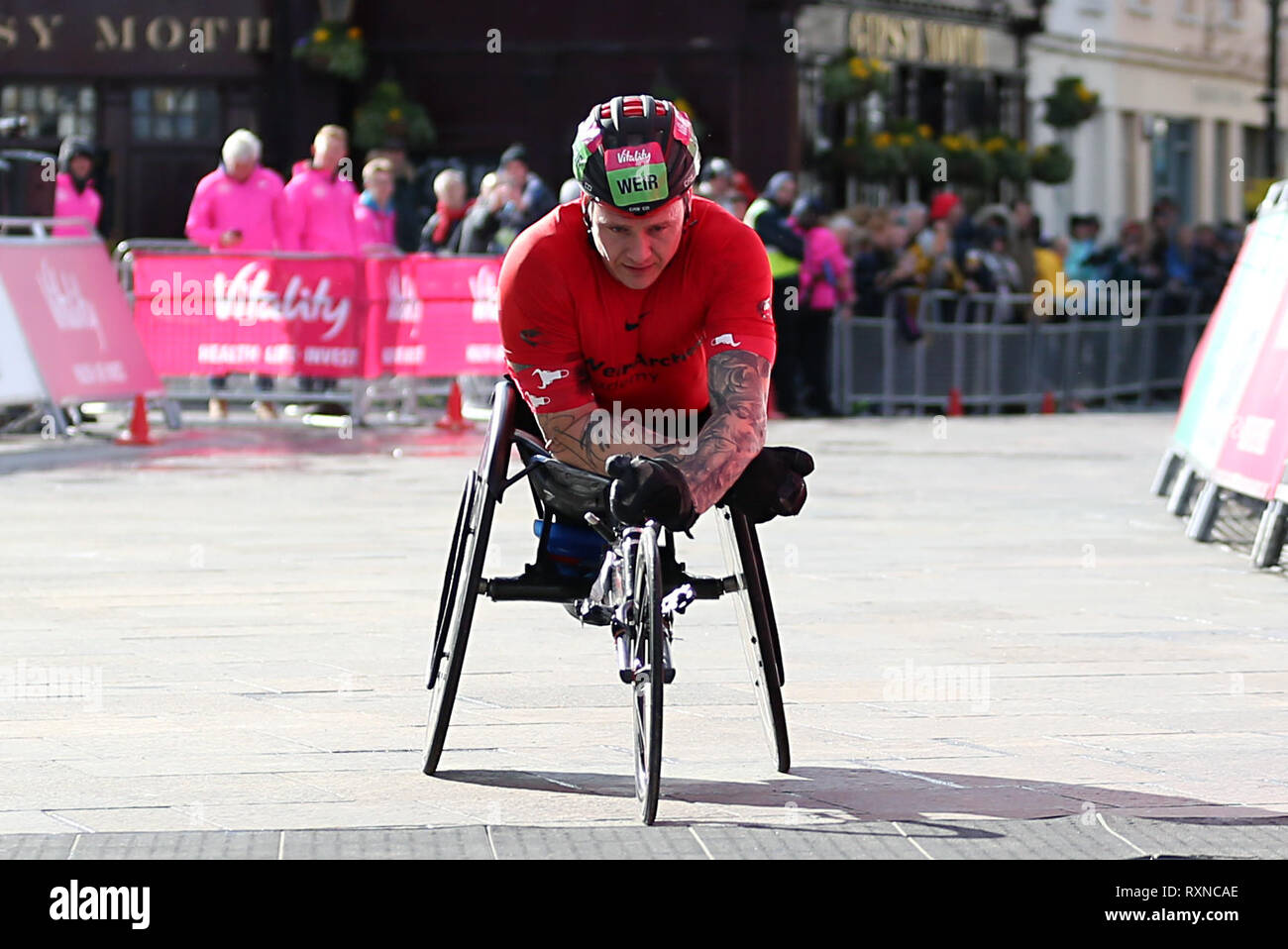 David Weir remporte la course en fauteuil roulant pour hommes au cours de l'épanouissement demi à Londres. Banque D'Images