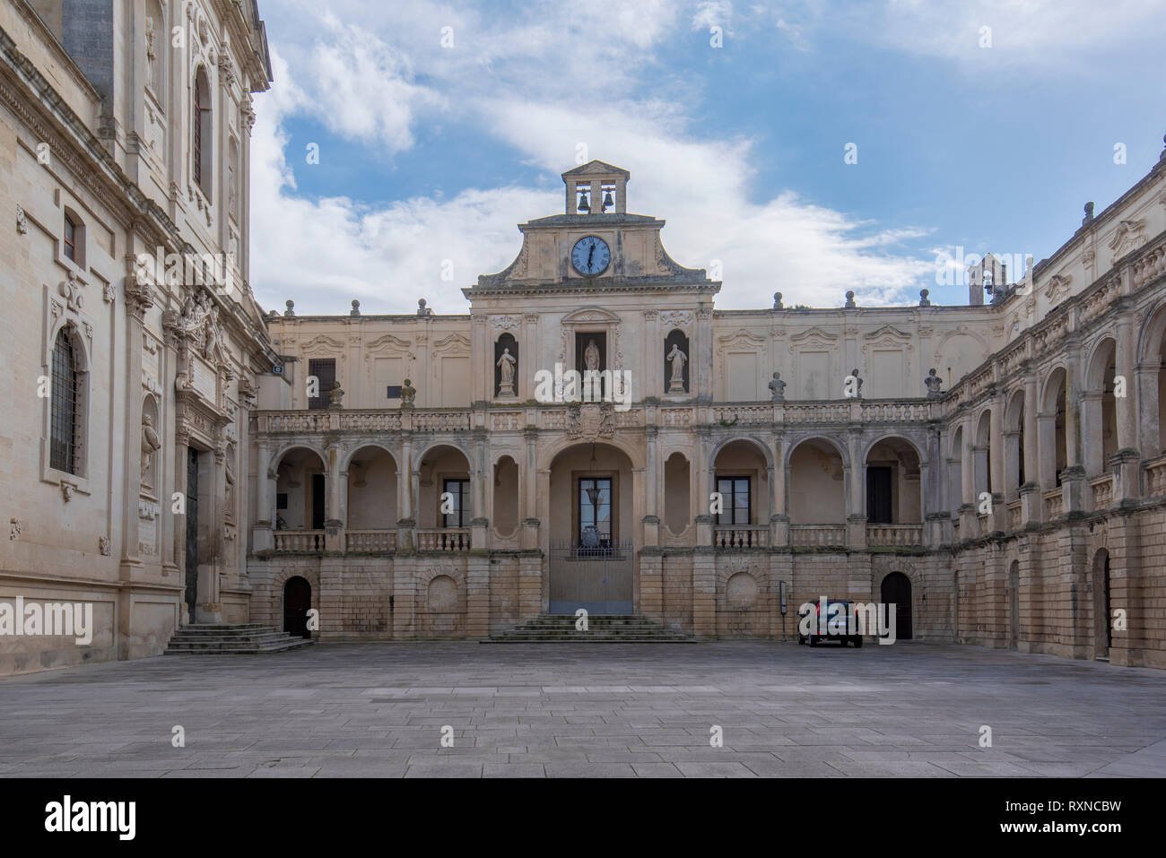La Piazza del Duomo , Vierge Marie ( Cathédrale Basilica di Santa Maria Assunta in Cielo ) , Caritas Diocesana dans Lecce - Pouilles, Italie. Le Baroque Banque D'Images