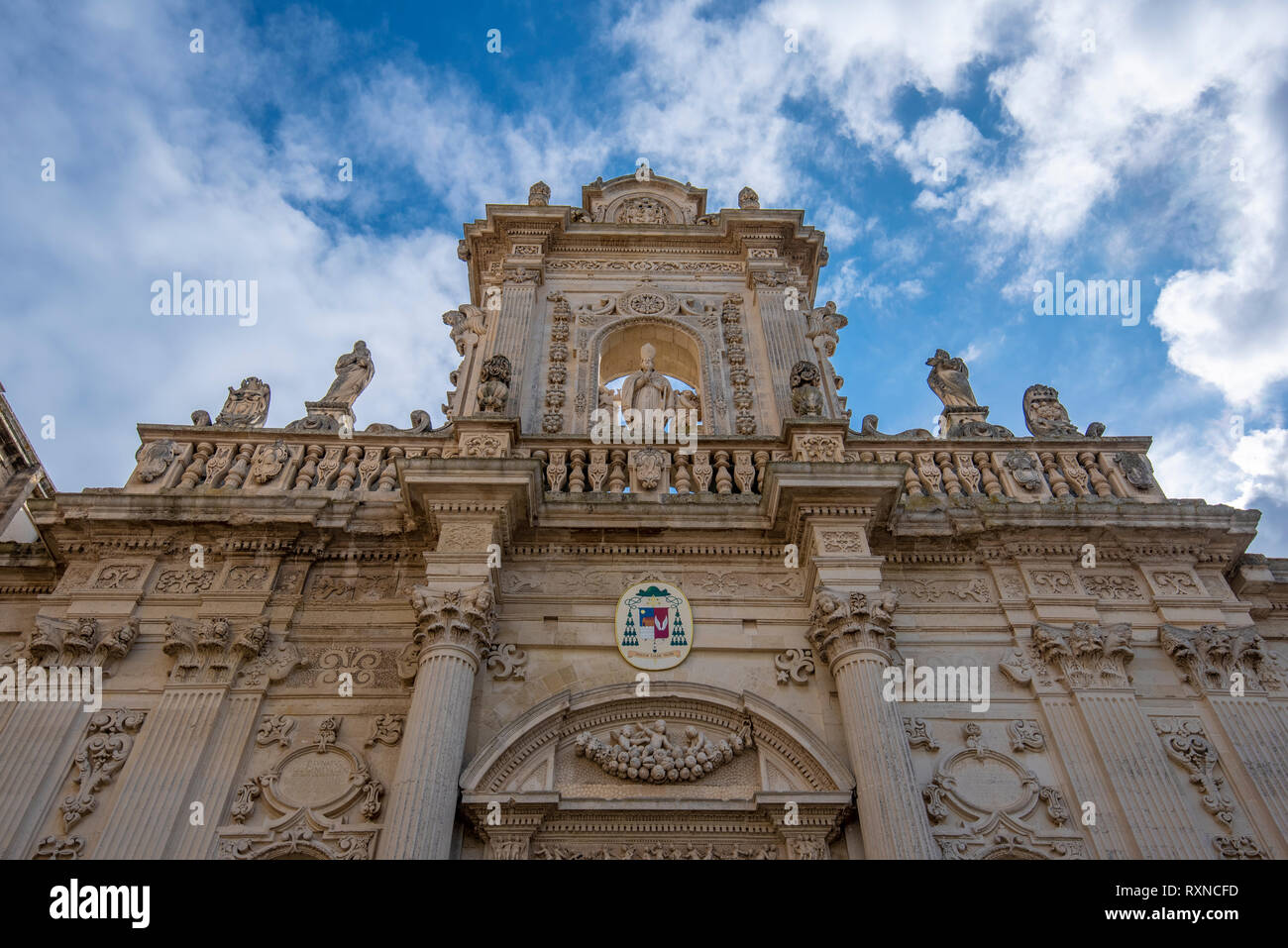 La Piazza del Duomo , Vierge Marie ( Cathédrale Basilica di Santa Maria Assunta in Cielo ) , Caritas Diocesana dans Lecce - Pouilles, Italie. Banque D'Images