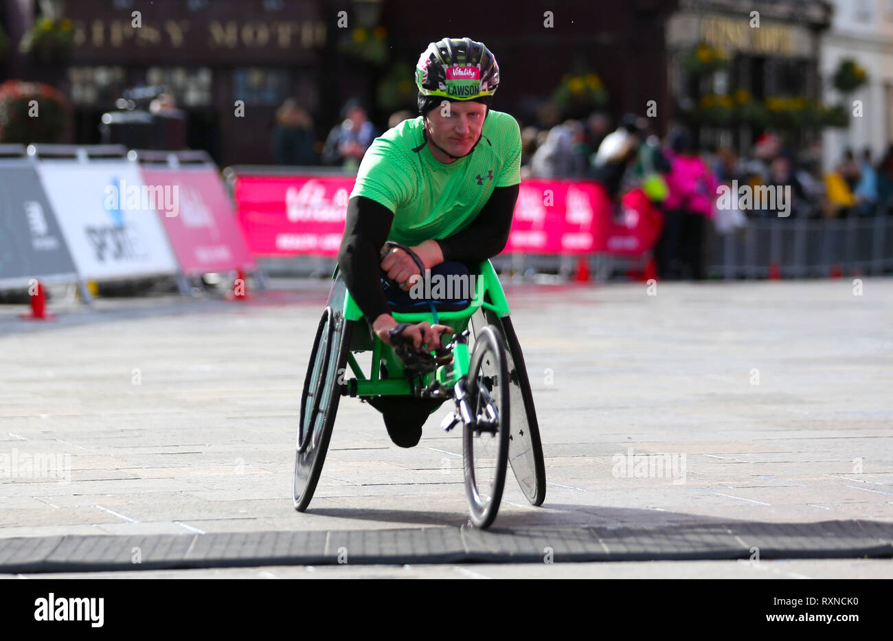 Simon Lawson a terminé deuxième dans la course en fauteuil roulant pour hommes au cours de l'épanouissement demi à Londres. Banque D'Images
