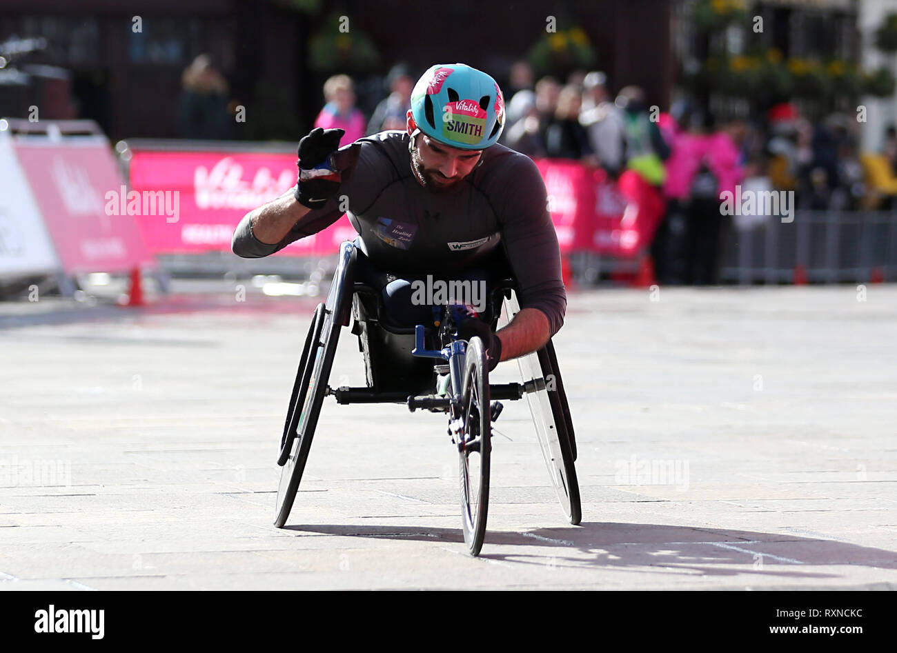 Johnboy Smith termine troisième de la course en fauteuil roulant pour hommes au cours de l'épanouissement demi à Londres. Banque D'Images