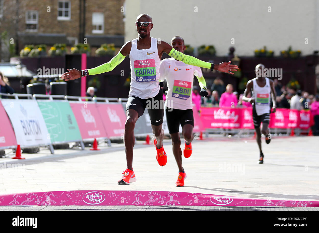 Mo Farah franchit la ligne d'arrivée pour gagner la course des hommes au cours de l'épanouissement demi à Londres. Banque D'Images