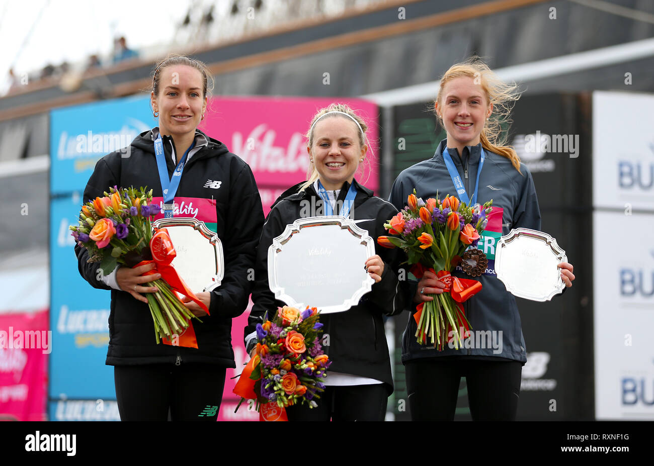 Charlotte Purdue, vainqueur de la course des femmes (centre), avec Charlotte Arter en troisième (à droite) et Beth Twell en deuxième au cours de l'épanouissement demi à Londres. Banque D'Images