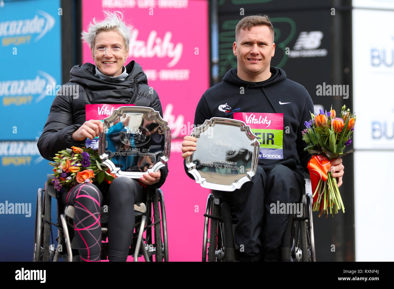 Margriet van den Broek, vainqueur de la course en fauteuil roulant et David Weir vainqueur de la course en fauteuil roulant pour hommes au cours de l'épanouissement demi à Londres. Banque D'Images