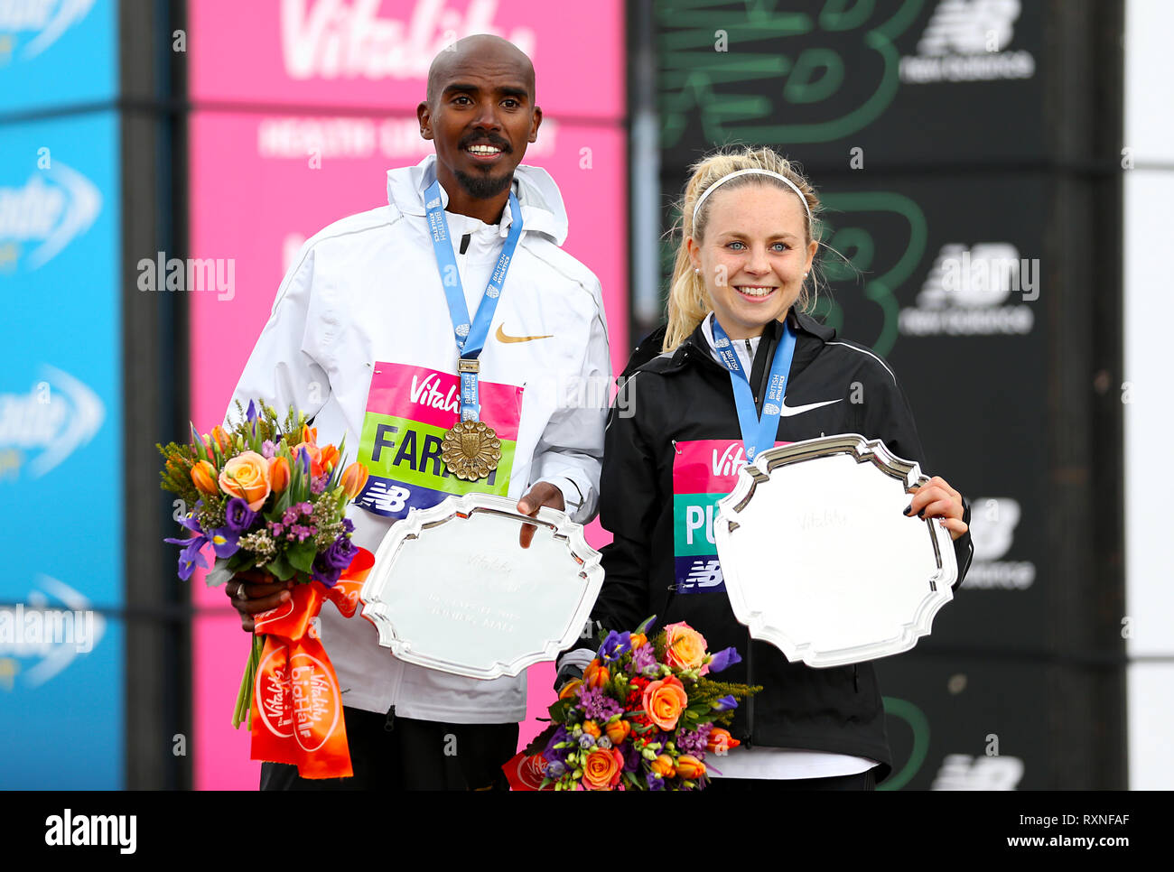 Mo Farah vainqueur de la course des hommes et Charlotte Purdue gagnant de la course de la femme au cours de l'épanouissement demi à Londres. Banque D'Images