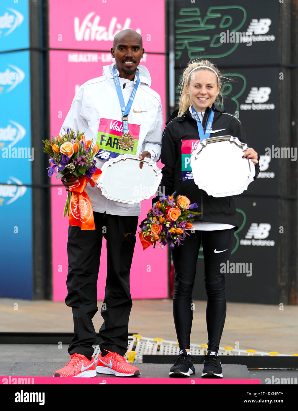 Mo Farah vainqueur de la course des hommes et Charlotte Purdue gagnant de la course de la femme au cours de l'épanouissement demi à Londres. Banque D'Images