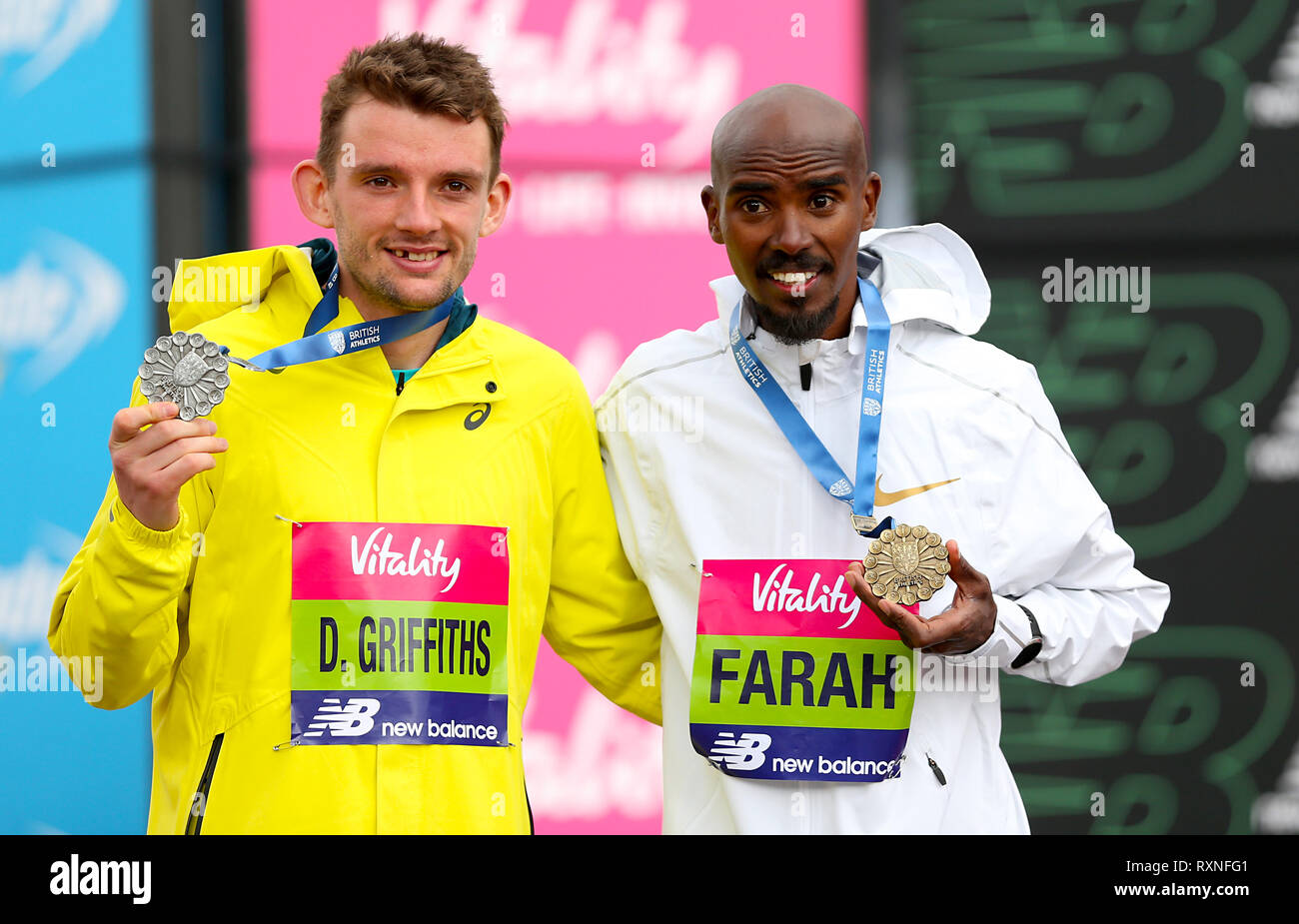 Mo Farah vainqueur du British de semi-marathon (à droite) et Dewi Griffiths qui a terminé en deuxième place au cours de la grande vitalité de la moitié à Londres. Banque D'Images