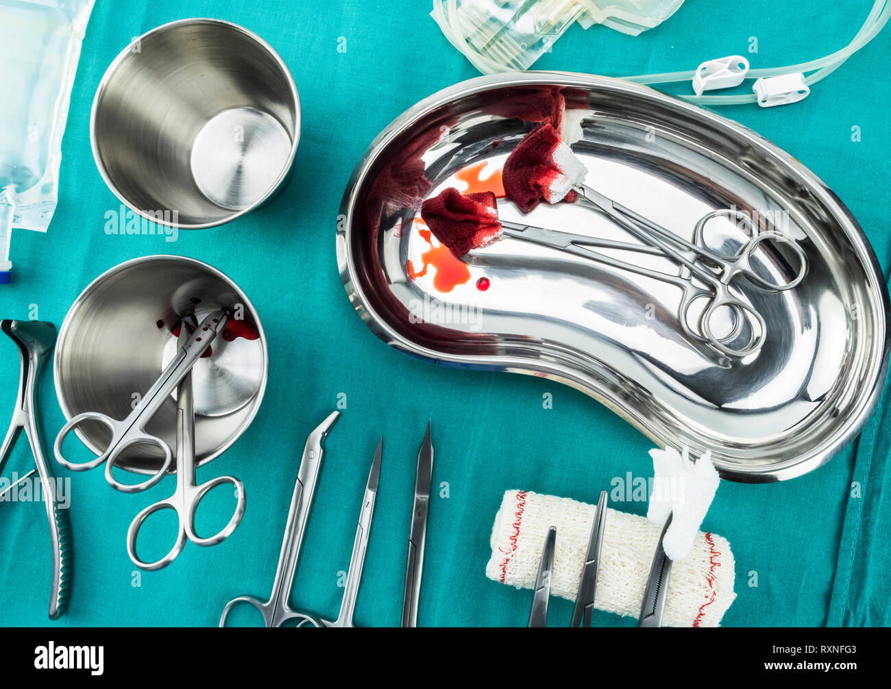 Chirurgie ciseaux avec torundas imbibé de sang sur un plateau métal dans une salle d'opération, la composition horizontale, conceptual image Banque D'Images