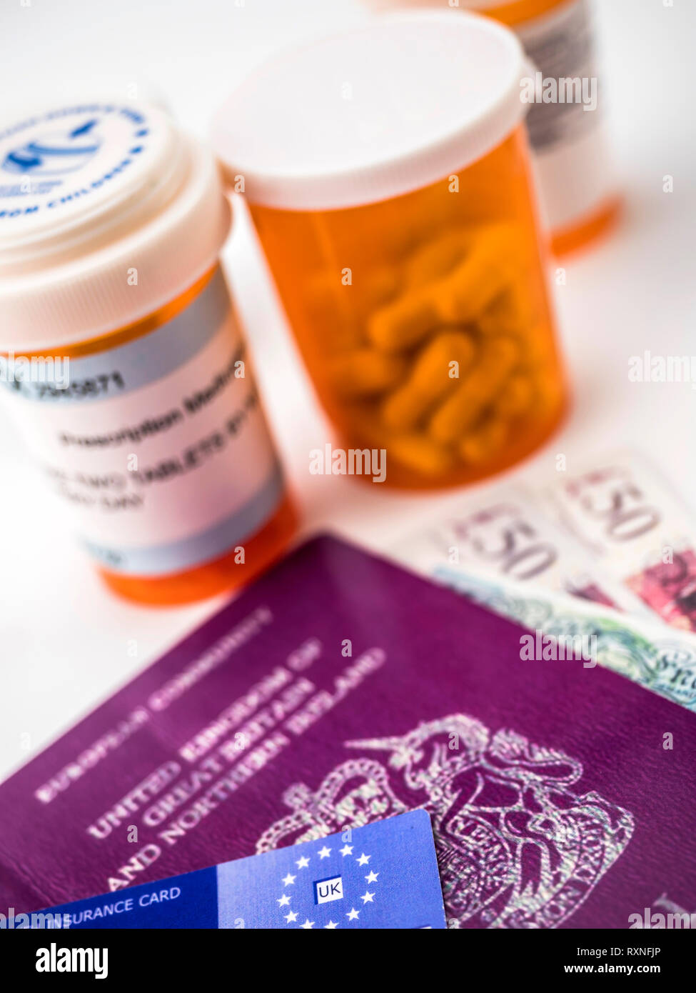 Passeport britannique avec plusieurs bouteilles de médicaments, concept d'augmentation de la crise médicale du brexit, conceptual image Banque D'Images