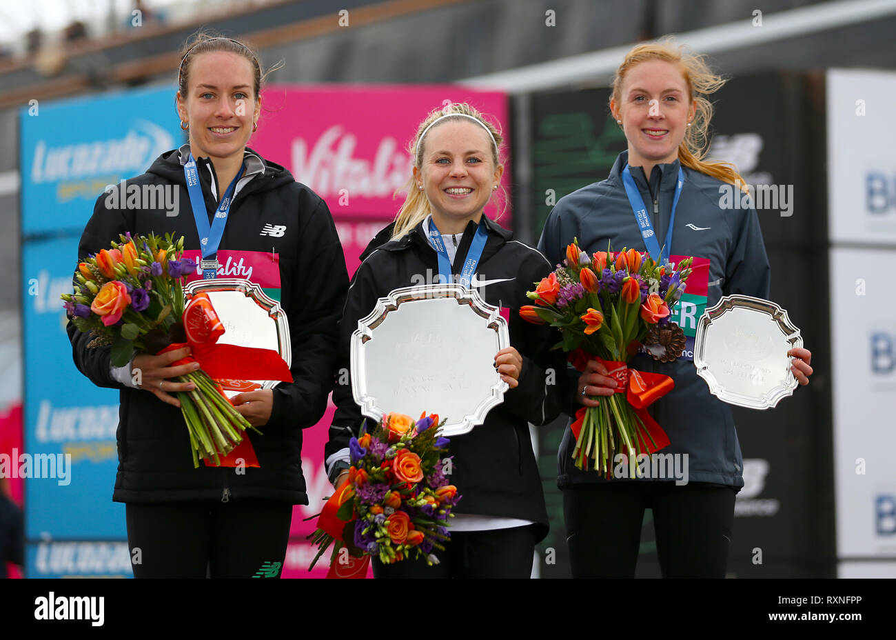 Charlotte Purdue, vainqueur de la course des femmes (centre), avec Charlotte Arter en troisième (à droite) et Beth Twell en deuxième au cours de l'épanouissement demi à Londres. Banque D'Images