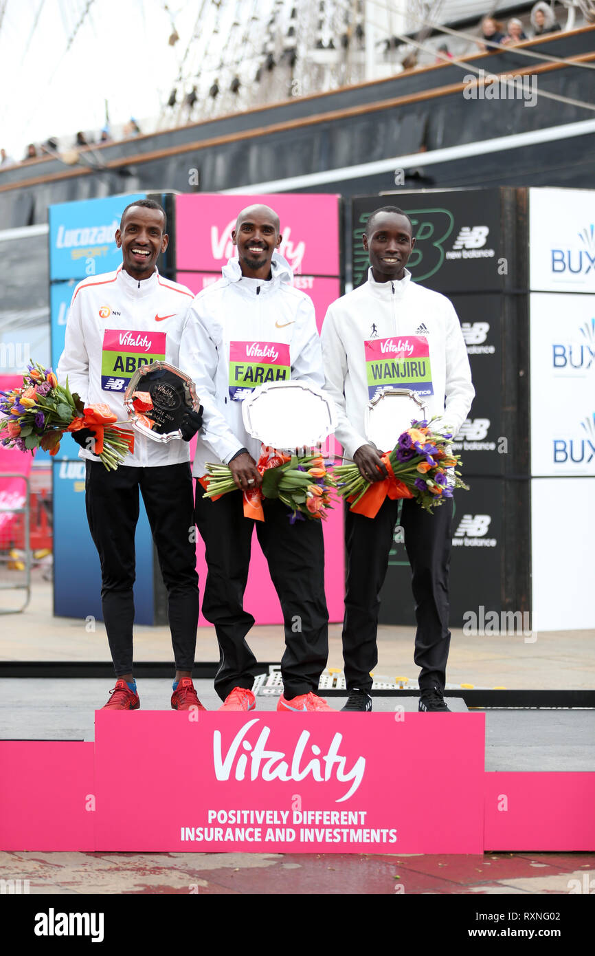 Mo Farah vainqueur de la course des hommes (au centre) avec Bashir Abdi qui a terminé secoond (à gauche) et Daniel Wanjiru qui a terminé troisième au cours de la grande vitalité de la moitié à Londres. Banque D'Images