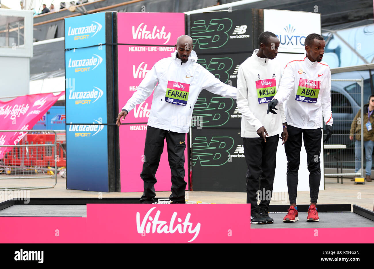 Mo Farah vainqueur de la course des hommes (à gauche) avec Bashir Abdi qui a terminé secoond (à droite) et Daniel Wanjiru qui a terminé troisième au cours de la grande vitalité de la moitié à Londres. Banque D'Images