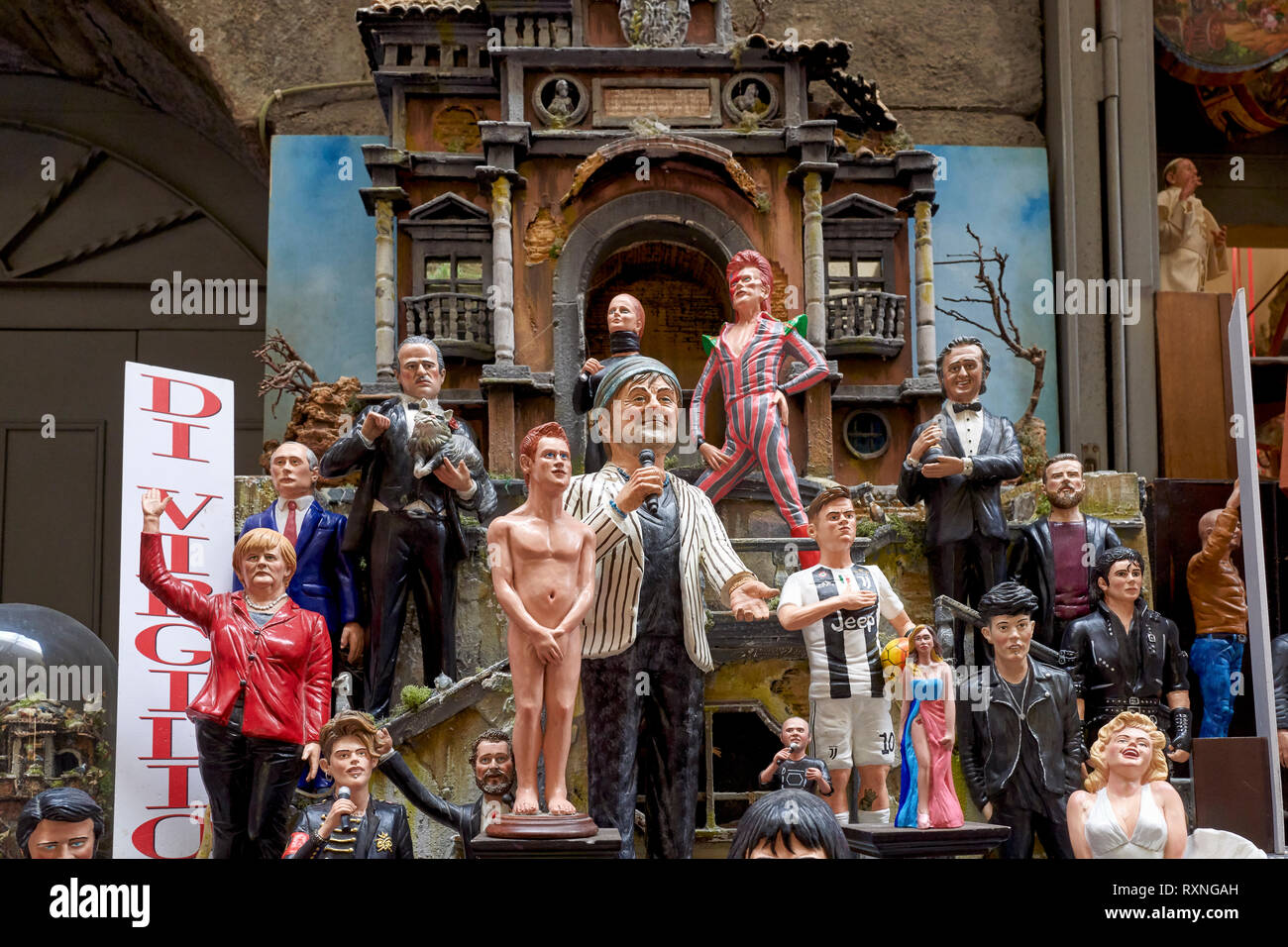 Naples Campanie Italie. Figurines statues de la Crèche de Noël dans les ateliers artisanaux de Via San Gregorio Armeno Banque D'Images