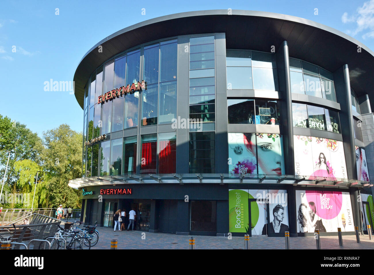 Bond Street, un complexe de vente au détail développement moderne avec un cinéma, des restaurants et boutiques. Chelmsford, Essex, Royaume-Uni. L'ensoleillement. Banque D'Images