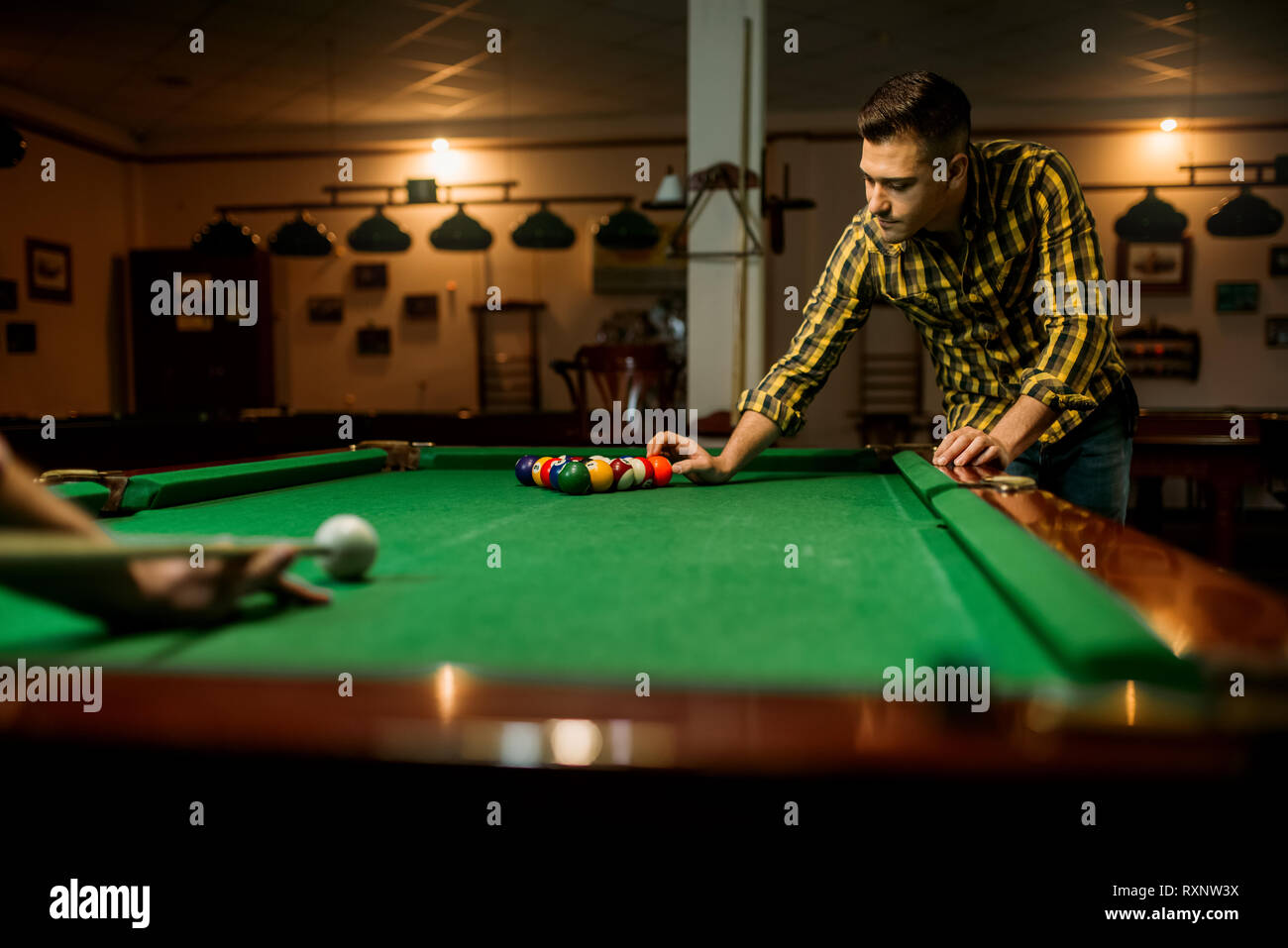Deux joueurs de billard billard loisirs en Photo Stock - Alamy