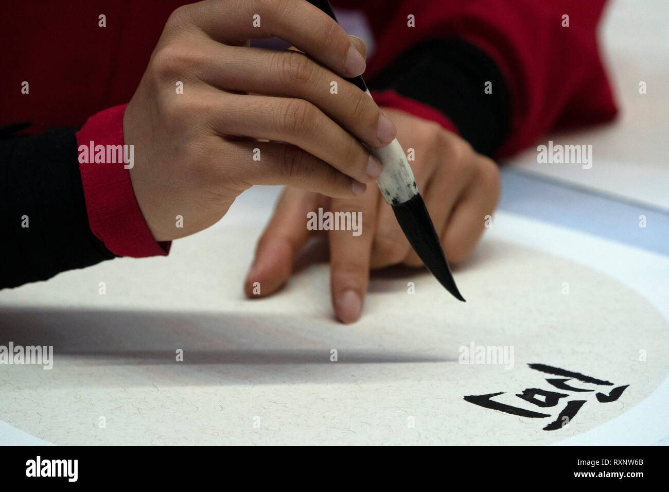 Idéogrammes japonais femme écrit avec pinceau close up detail Banque D'Images