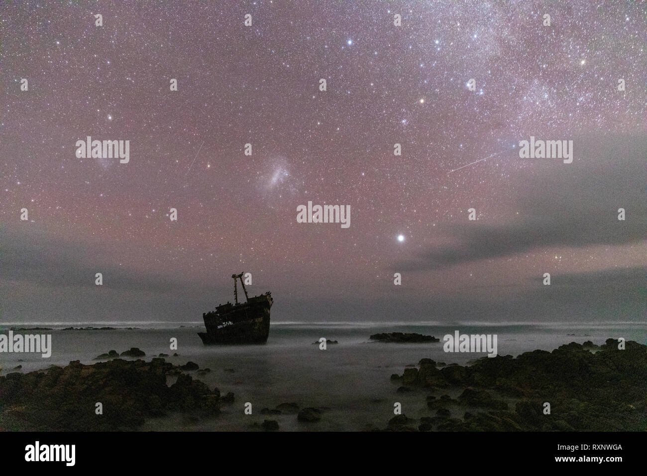 Meisho Maru de nuit sous les étoiles du ciel d'Agulhas le long de la côte, à la pointe la plus méridionale de l'Afrique et l'Afrique du Sud Banque D'Images