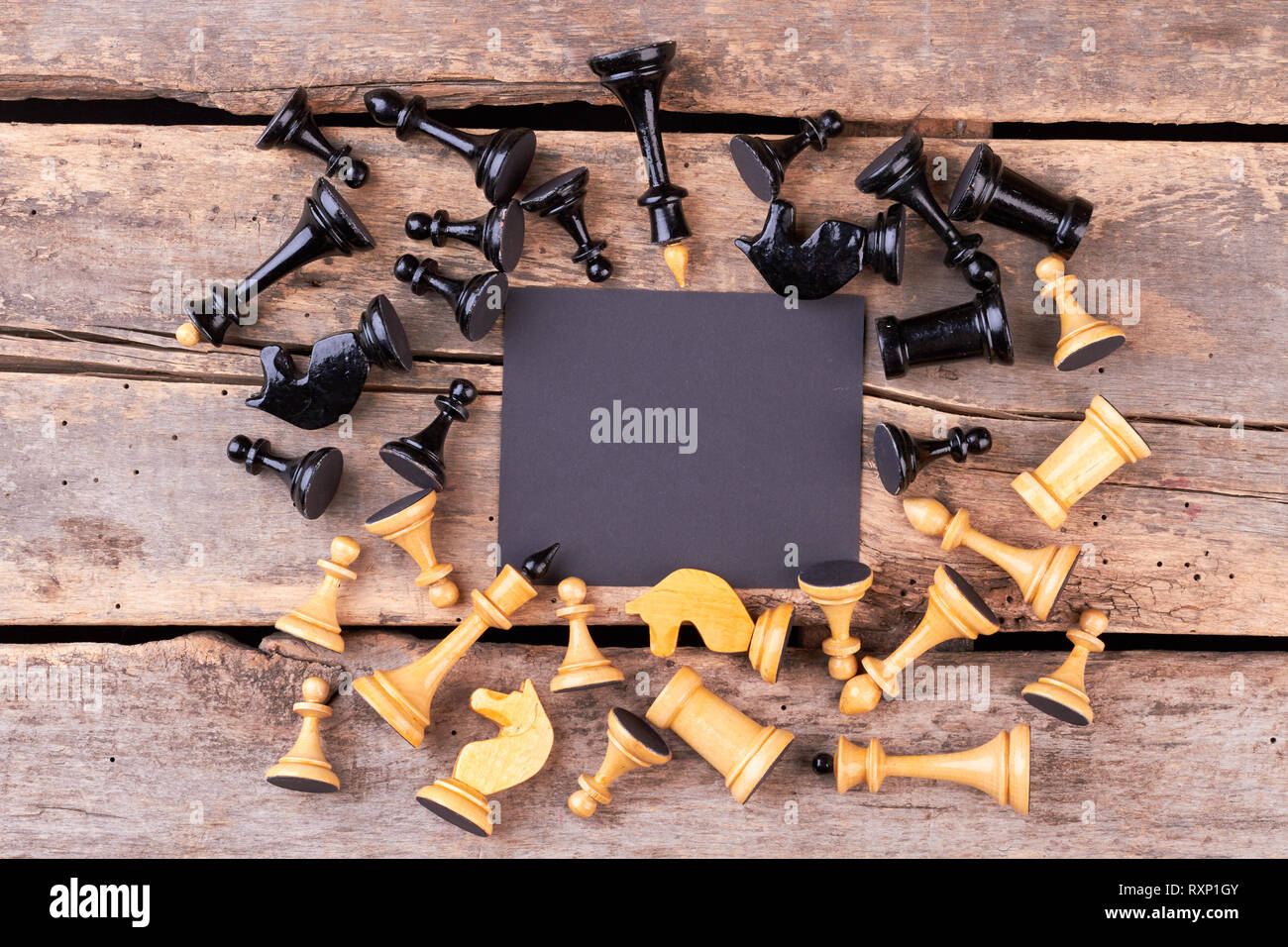 La composition avec pièces d'échecs sur fond rustique. Banque D'Images