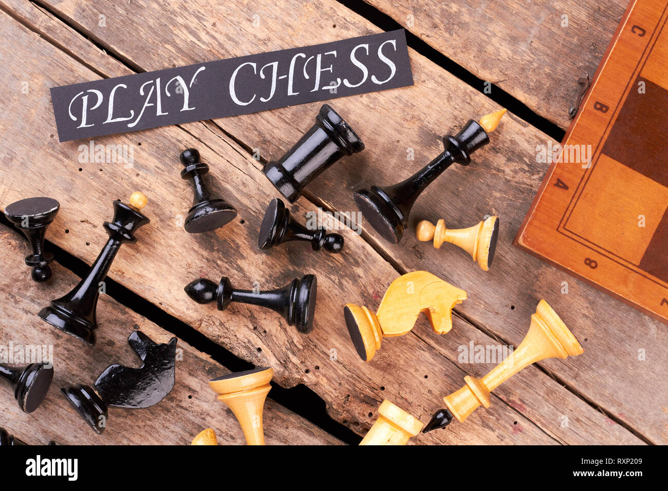 Chess composition sur fond rustique. Banque D'Images