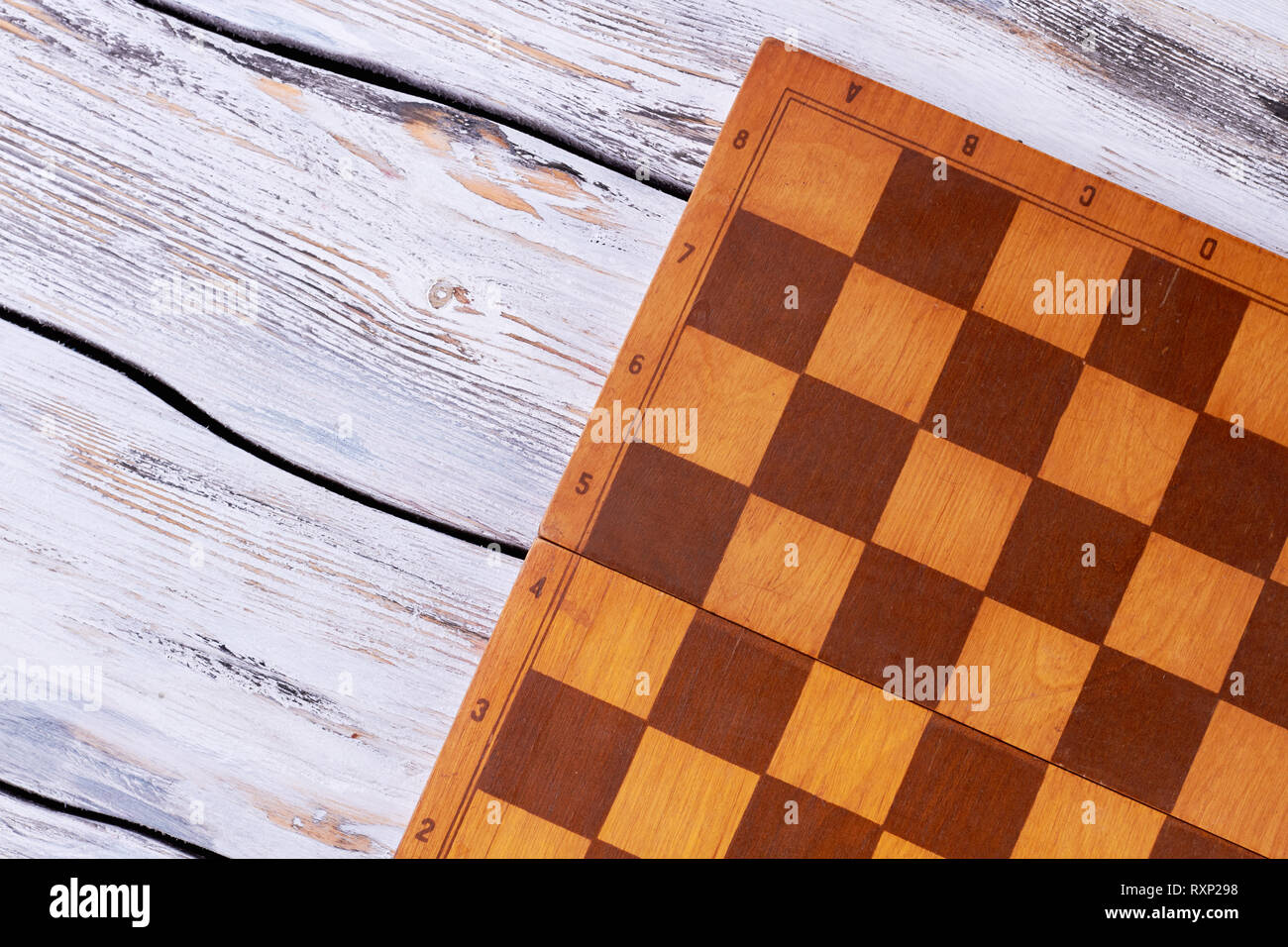 Conseil d'échecs sur fond de bois. Banque D'Images