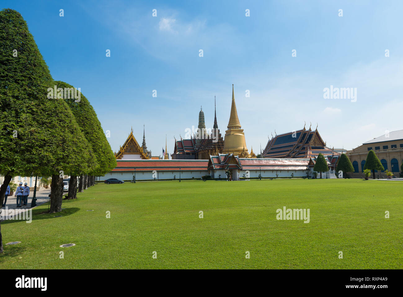 La grande pelouse près du Temple du Bouddha d'Emeraude dans le Grand Palace, Bangkok, Thaïlande Banque D'Images