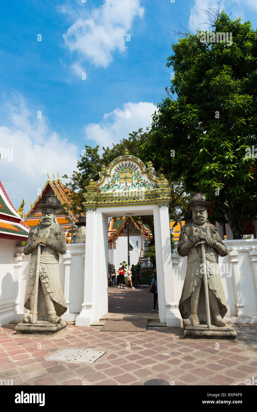 Des statues des gardiens dans les portes de Wat Phra Chetuphon, Bangkok, Thaïlande Banque D'Images