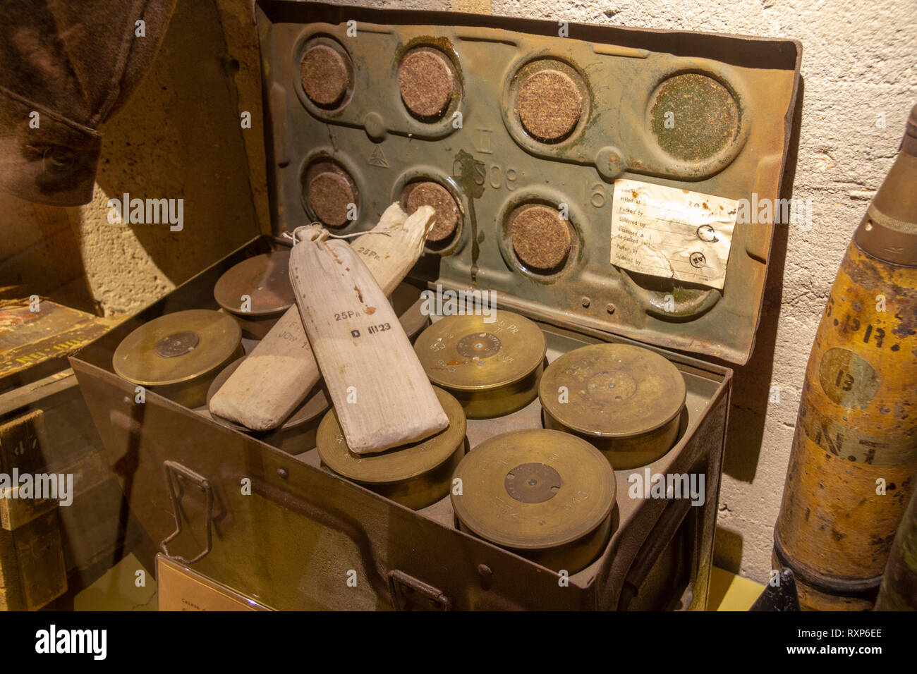 Un canon de 25 livres sur la poitrine de munitions l'affichage à la batterie allemande de Merville, Normandie, France. Banque D'Images