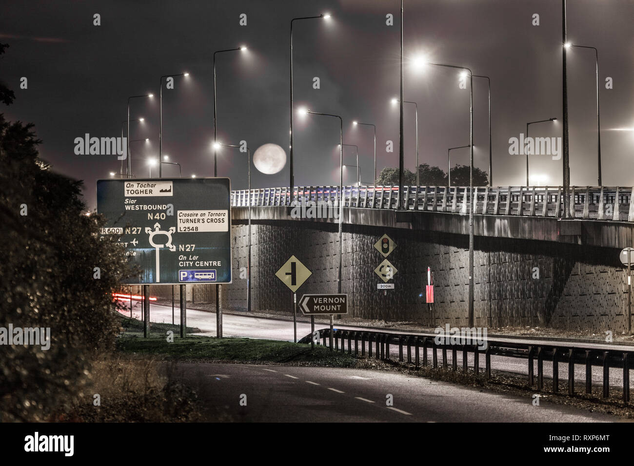 La ville de Cork, Cork, Irlande. 15 octobre, 2016. Une pleine Lune chasseurs commence à se coucher sur le pont à l'Kinsale Road Roundabout Irlande Cork. Banque D'Images