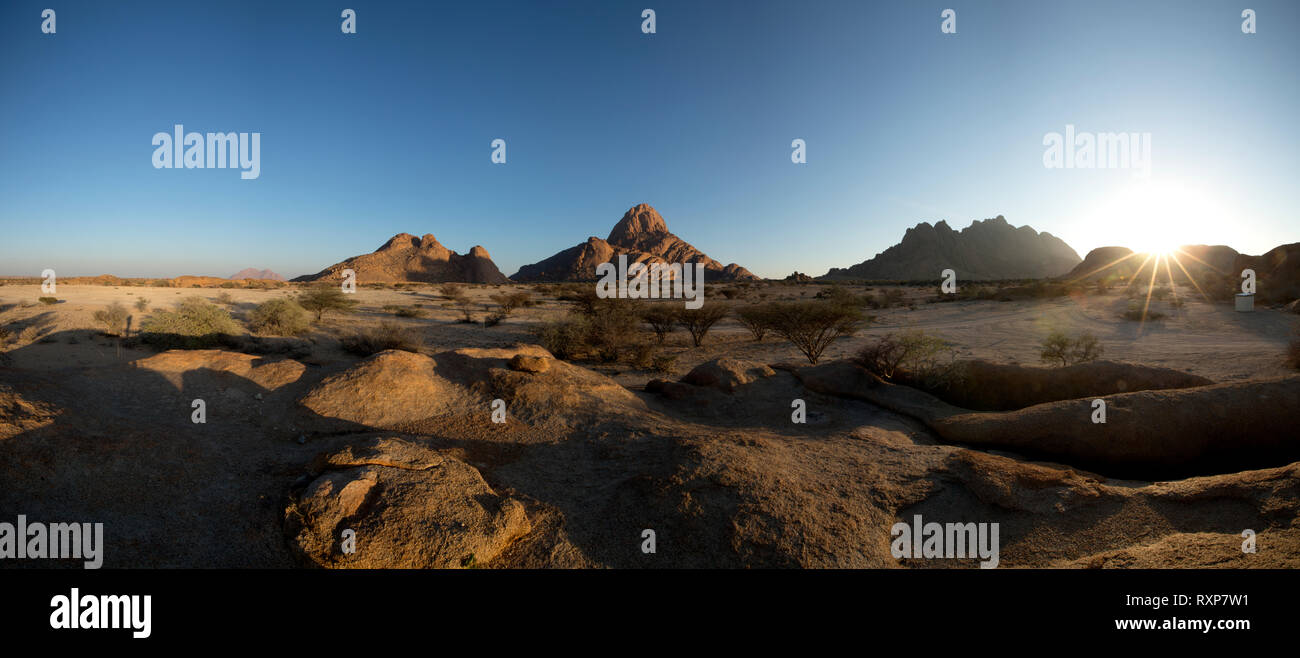 Une photo panoramique du lever du soleil sur le Spitzkoppe, la Namibie. Banque D'Images