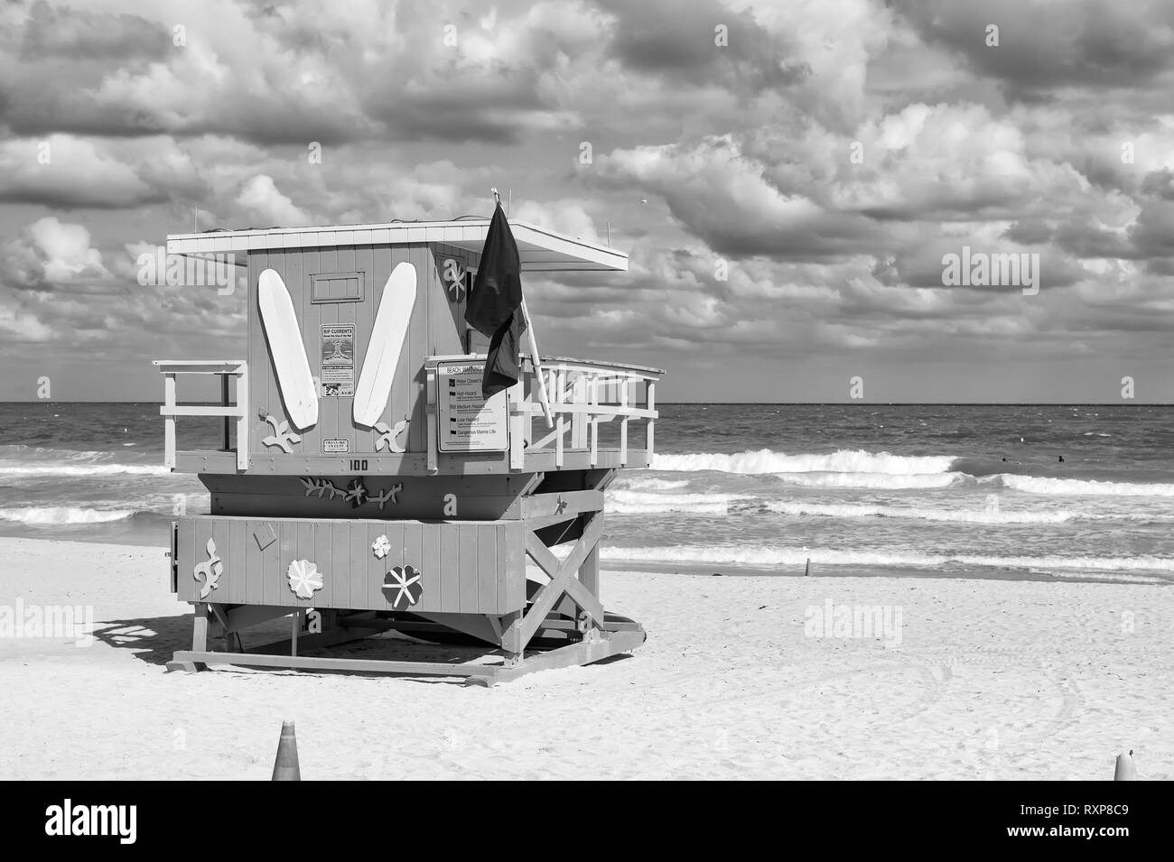 South Beach, Miami, Floride, lifeguard chambre dans un décor de style Art déco sur nuageux ciel bleu et l'océan Atlantique en arrière-plan, célèbre lieu de voyage Banque D'Images