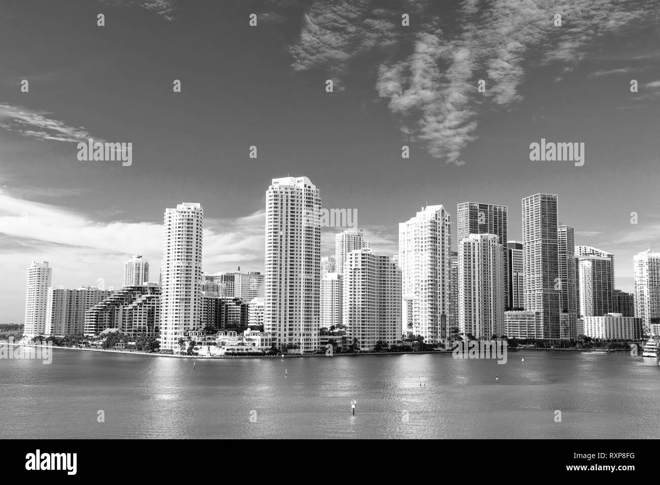 Vue sur le centre-ville de Miami et ensoleillée à jour nuageux avec une architecture stupéfiante Banque D'Images