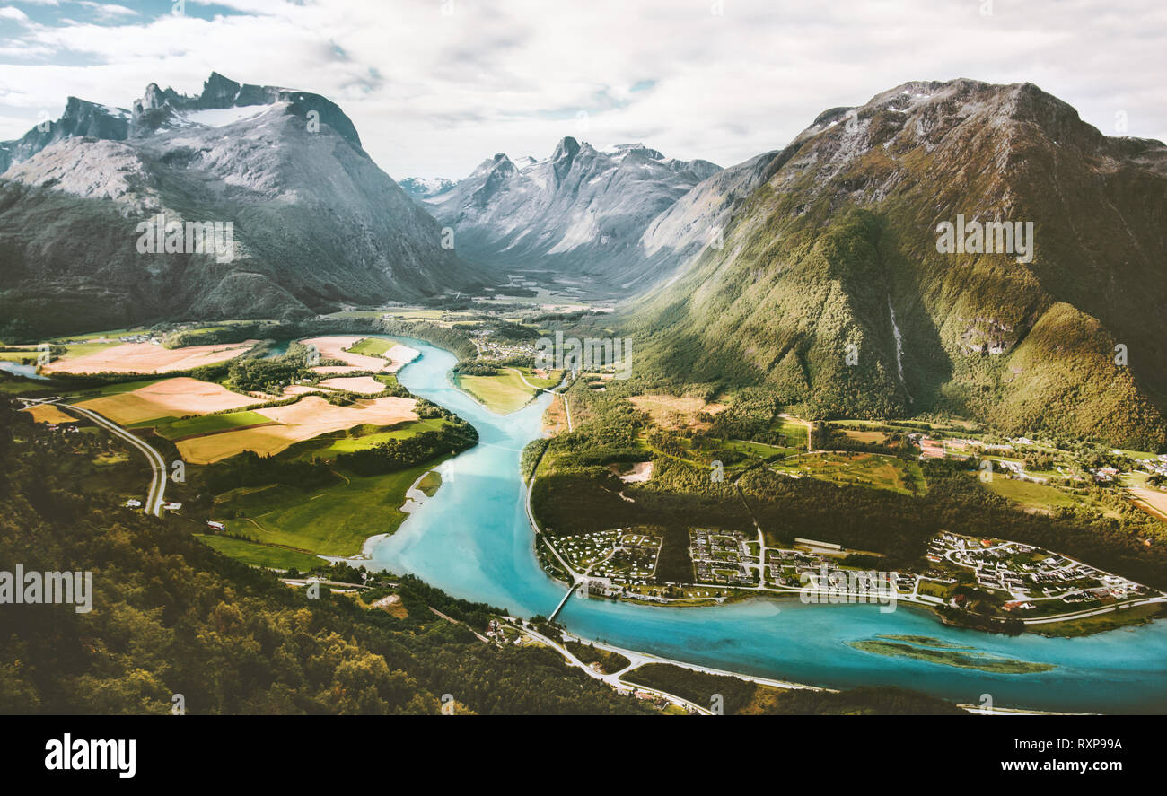 La vallée de Romsdal Montagnes et rivière paysage vue aérienne paysage nature voyage en Norvège vue saison d'Romsdalseggen Andalsnes Banque D'Images