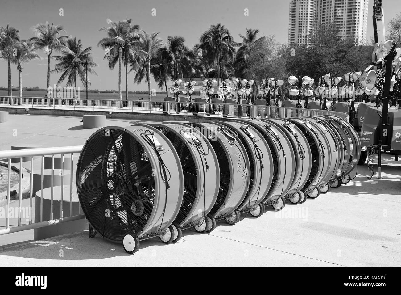Miami, USA - Le 29 février 2016 mobile : ventilateurs industriels équipements ou outils avec blade sur roues au moment de l'exposition ou du salon professionnel extérieur dès les beaux jours sur cityscape Banque D'Images