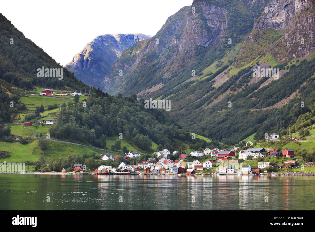 Village d'Undredal sur les rives de la Naeroyfjord, Norvège Banque D'Images