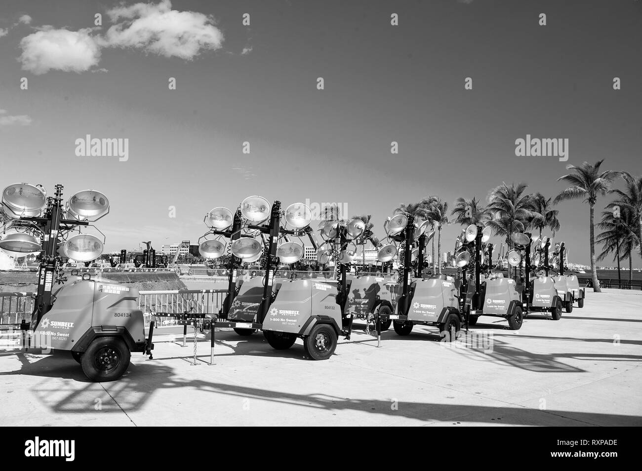 Miami, USA - Le 29 février 2016 mobile : l'équipement industriel ou d'outils pour l'éclairage sur les roues au salon d'exposition ou l'extérieur dès les beaux jours on blue sky Banque D'Images