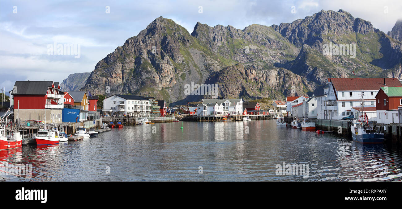 Petit village de pêcheurs de Henningsvær situé dans la municipalité de Vestvagoya, archipel des Lofoten, Norvège. Banque D'Images