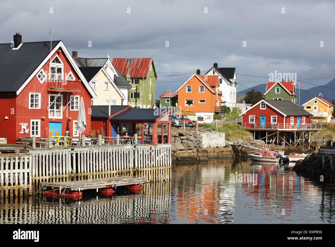 Maisons, eatery et du quai le long des quais à Henningsvær, Municipalité de Vestvagoya, archipel des Lofoten, Norvège. Banque D'Images