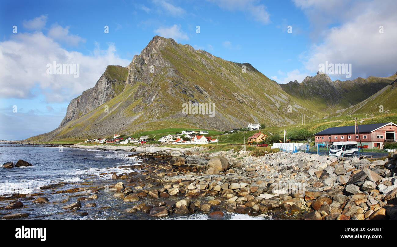Village côtier de Vikten à la base d'Bjorntinden Montagne dans la municipalité de Flakstad, archipel des Lofoten, Norvège Banque D'Images