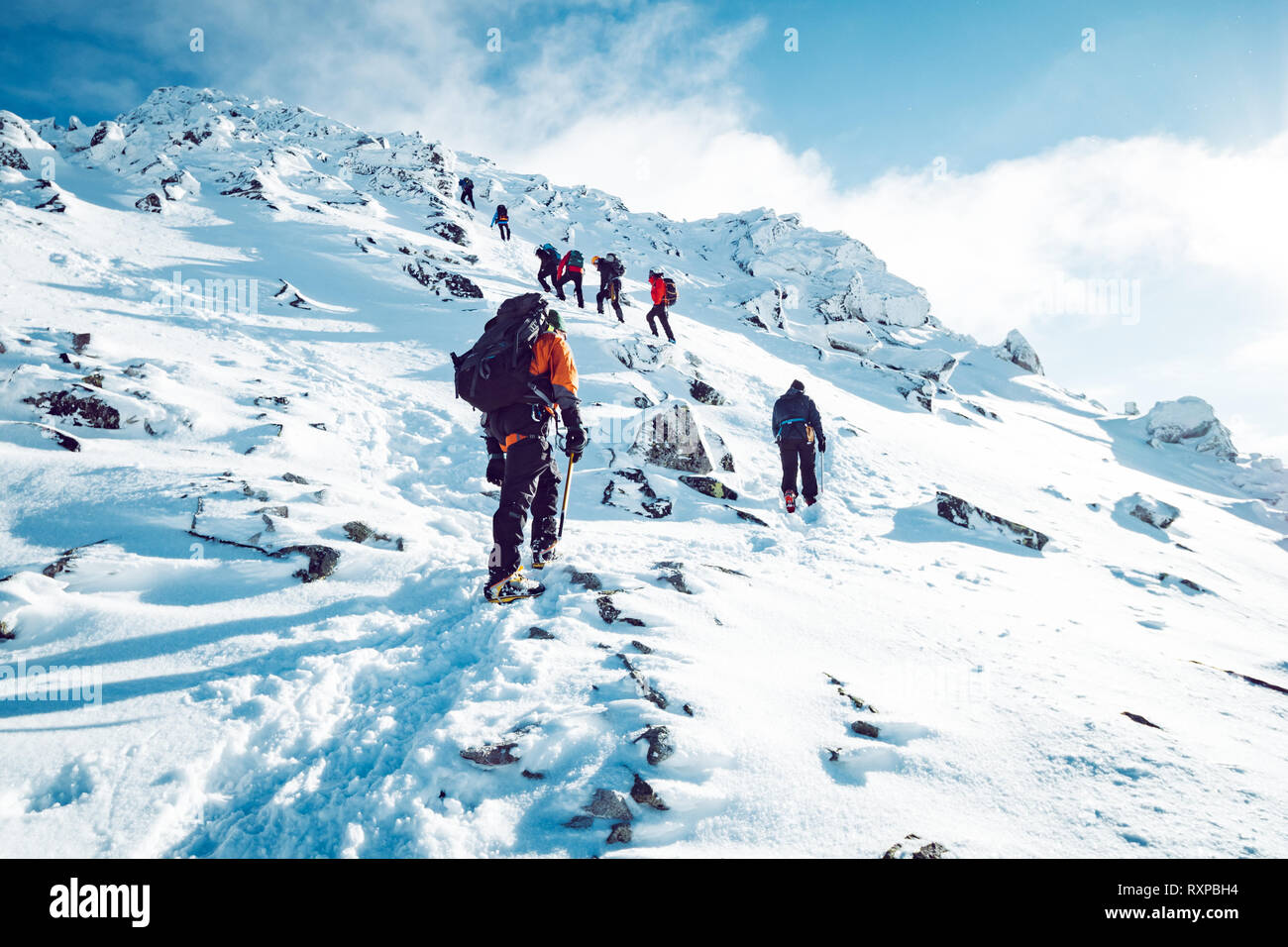 Un groupe de grimpeurs ordre croissant une montagne en hiver Banque D'Images