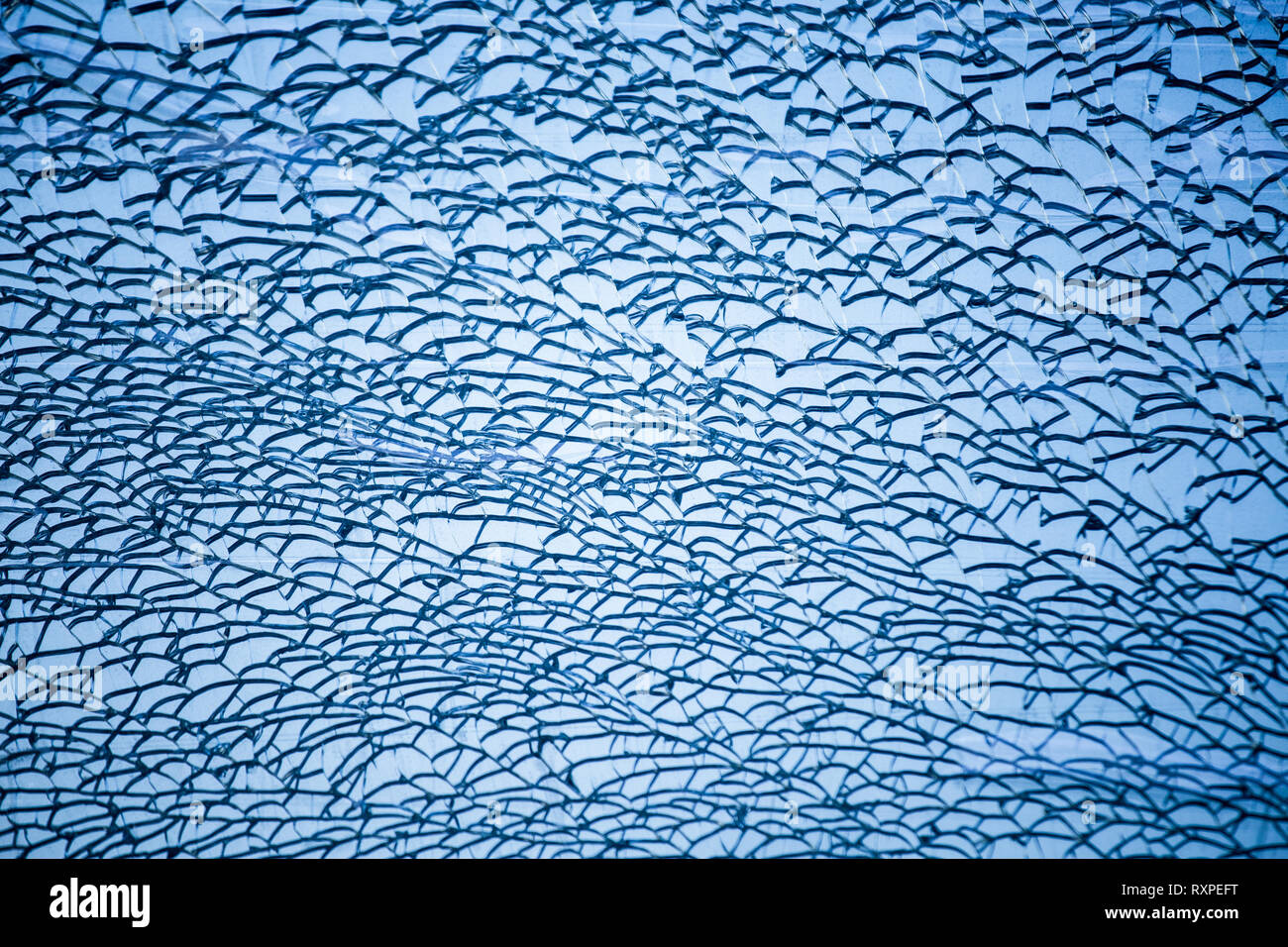 Du verre brisé ton bleu Banque D'Images