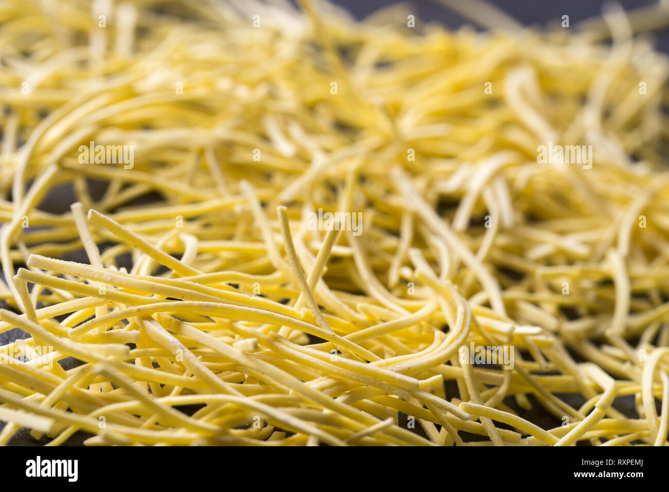Nouilles sèches sur macro table Banque D'Images