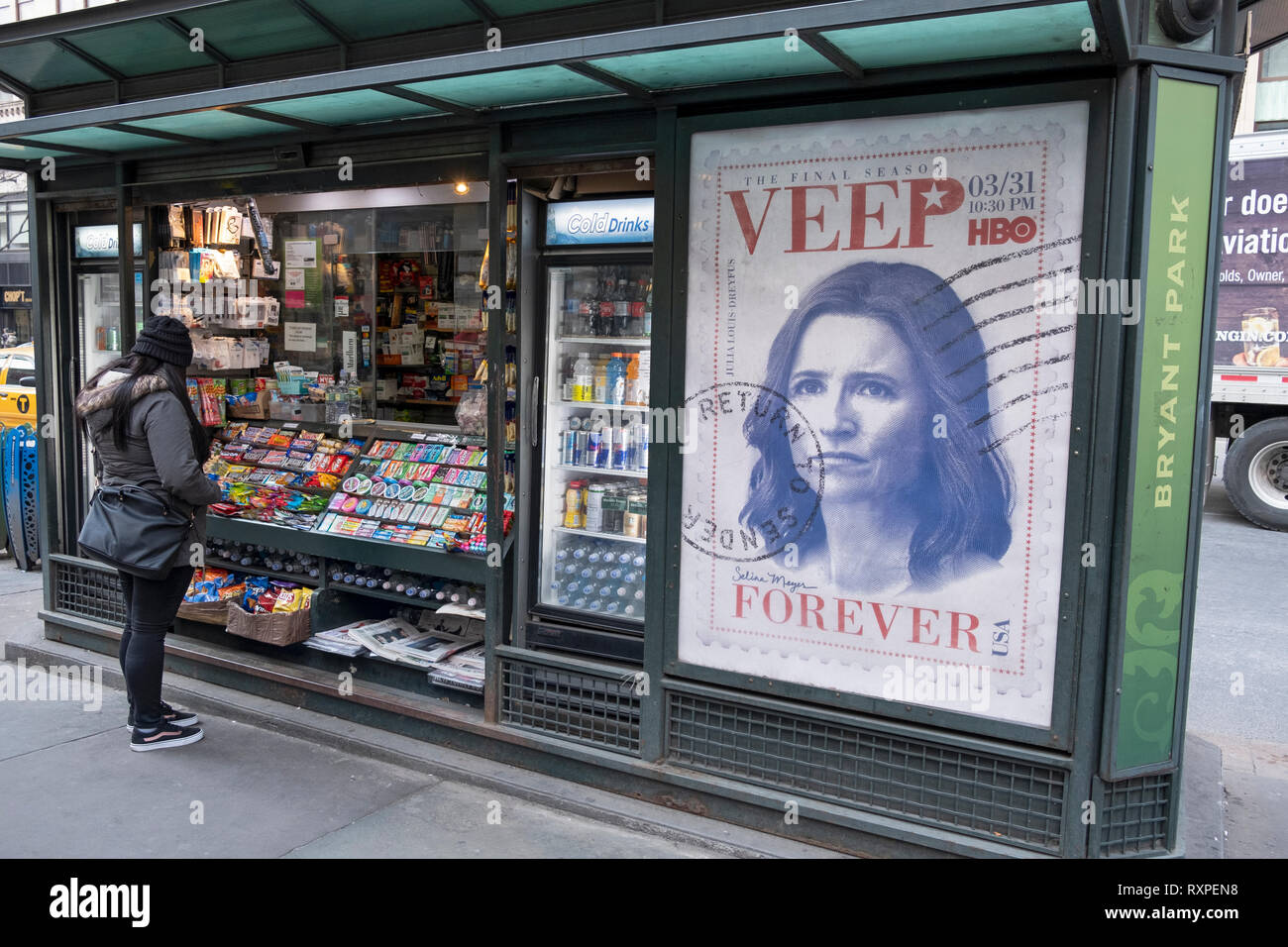 Un kiosque à journaux, sur la 42e Rue, la publicité de l'HBO Veep show. Avec un dessin qui est censé ressembler à Julia Louise Dreyfuss. Banque D'Images