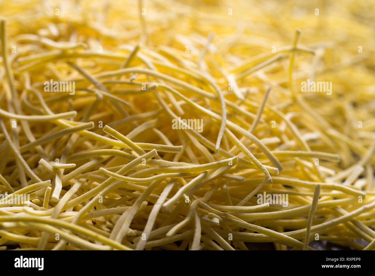 Nouilles sèches sur macro table Banque D'Images