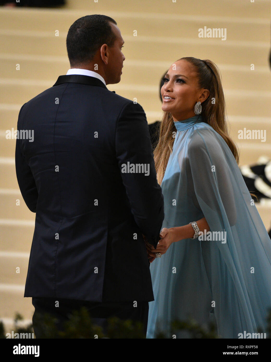 Jennifer Lopez (R) et Alex Rodriguez assister à la 'Rei Kawakubo/Comme des Garçons : Art de The In-Between' Costume Institute Gala au Metropolitan Museum Banque D'Images