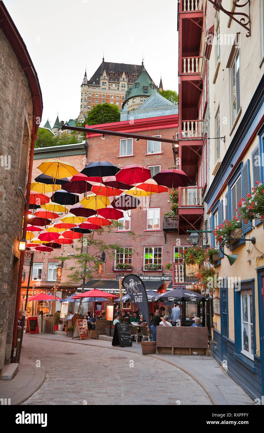 Parasols suspendus sur Rue Sous le Fort (rue sous le Fort) dans la basse-ville de la vieille ville de Québec, province de Québec, Canada Banque D'Images