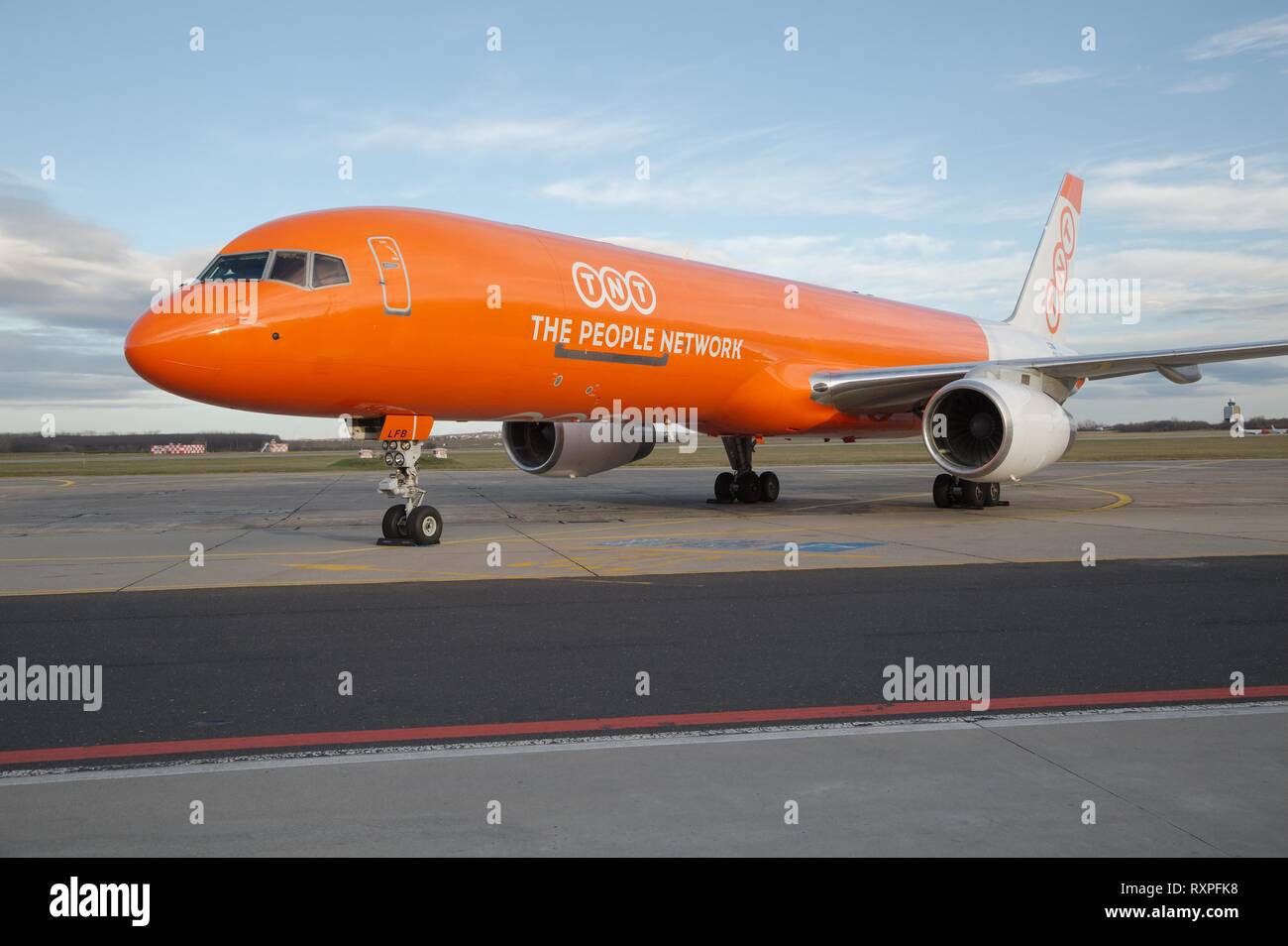Avion de cargaison sur le terrain Banque D'Images